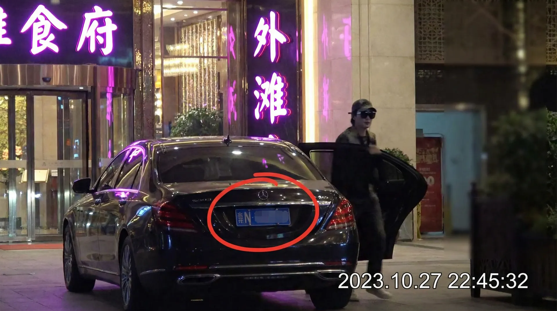 HB火博娱乐 - 某明星深夜现身高档餐厅被拍